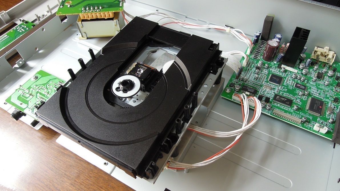 CDプレーヤー CD-P1260のピックアップ交換: スポーティに